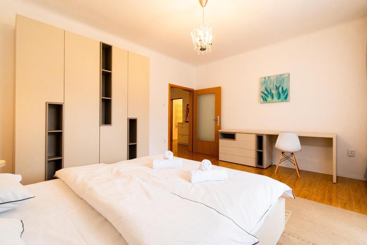 Ardor Apt - Bright And Secluded Apartment In The Heart Of Old Town Brasov Exterior photo